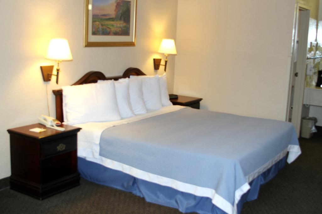Days Inn By Wyndham Macon I-75 North Номер фото